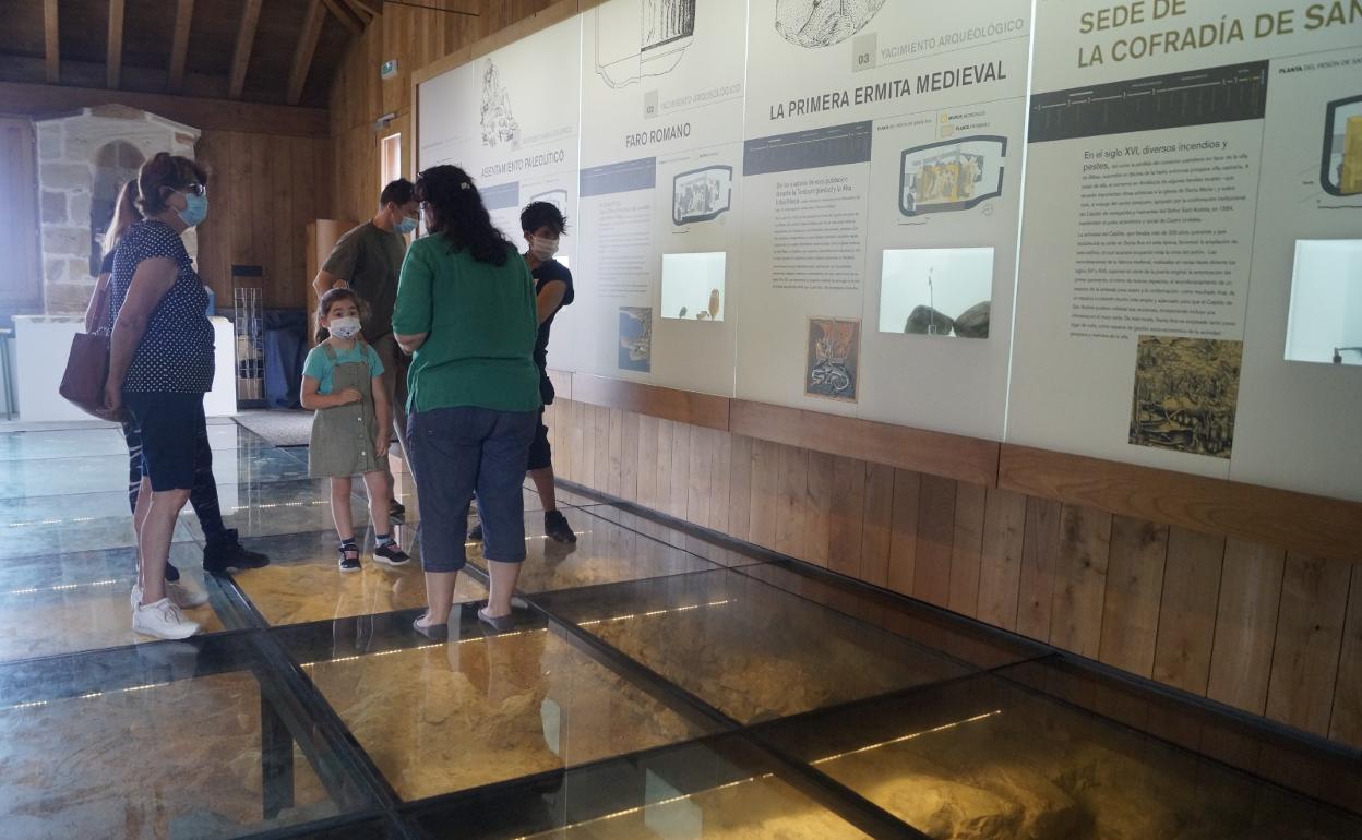 Visitantes en el centro de interpretación de Santa Ana.