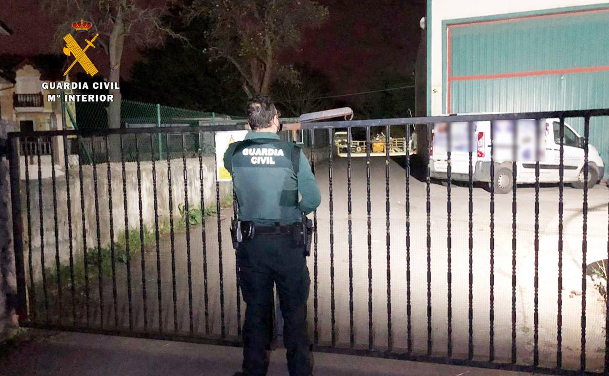 Finge ser un camionero accidentado para robar en casas y en el interior de vehículos