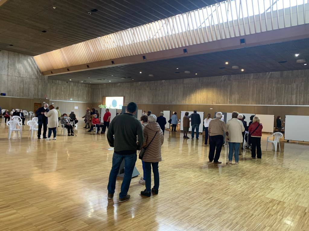 Segunda jornada de la vacunación a mayores de 80 años en el Palacio de Exposiciones de Santander, por donde habrán pasado 2.800 personas hasta este sábado.