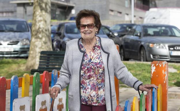 Sara, en el parque en el que se junta a diario con su grupo de amigas, de muy diferentes edades.