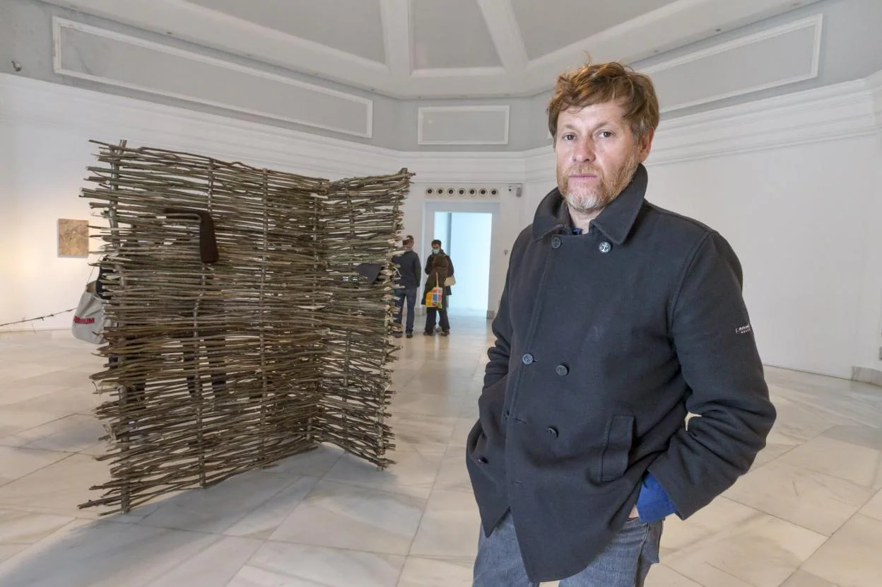 El artista Javier Arce posa entre sus obras en su actual muestra del Palacete del Embarcadero. roberto ruiz