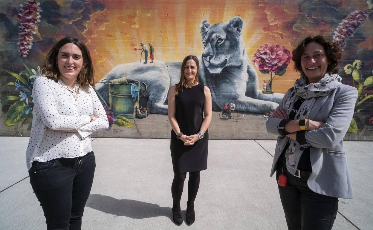 Clara Diego, directora del centro de Suances; Teresa del Vigo, subdirectora de Dependencia del Icass, y Gema Díaz, encargada del CAD de Meruelo, frente a la entrada del Icass.