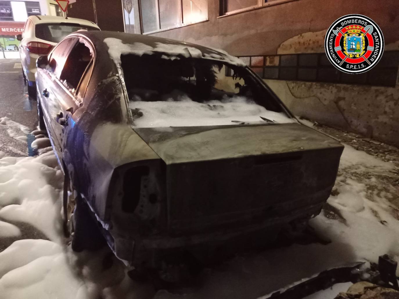 Fotos: Arden dos coches en la calle Alta