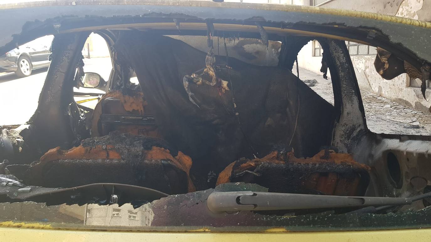 Fotos: Arden dos coches en la calle Alta