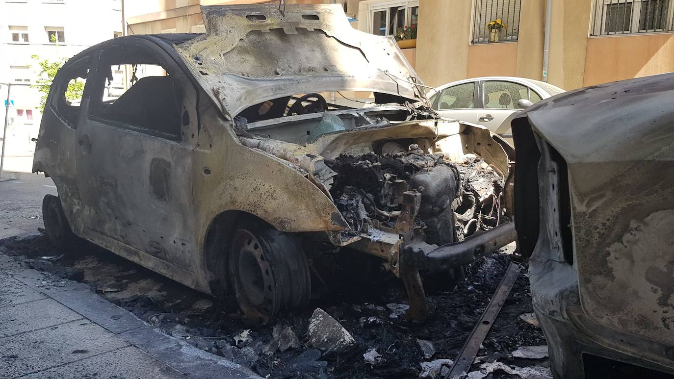 Fotos: Arden dos coches en la calle Alta
