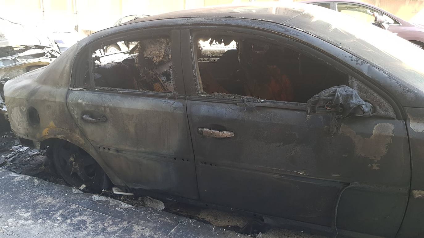 Fotos: Arden dos coches en la calle Alta