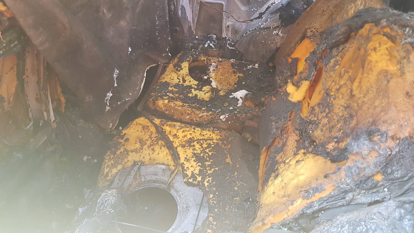 Fotos: Arden dos coches en la calle Alta