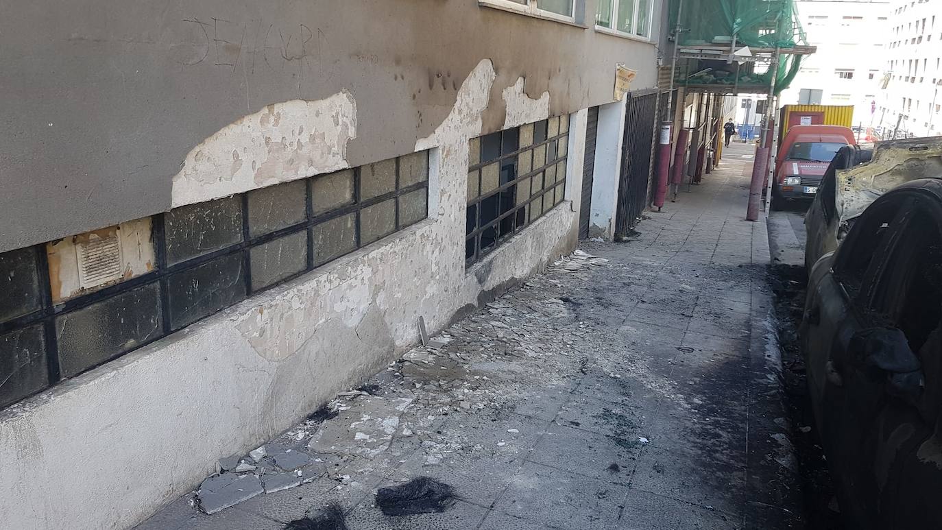 Fotos: Arden dos coches en la calle Alta