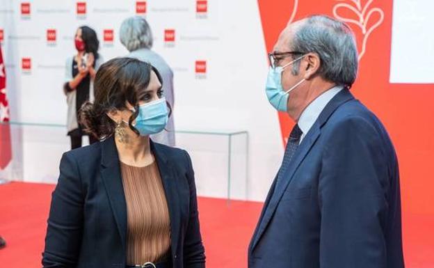 La presidenta de la Comunidad de Madrid, Isabel Díaz-Ayuso, y el líder del PSOE en Madrid, Ángel Gabilondo 