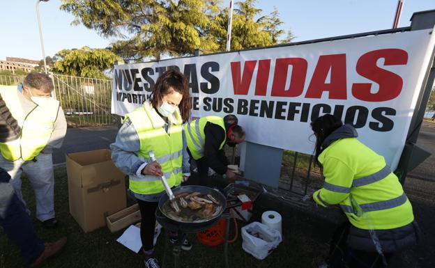 Imagen principal - Imágenes de la huelga de este lunes a primera hora de la mañana.