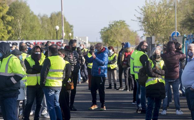 Imagen principal - La totalidad de la plantilla de SEG secunda la huelga