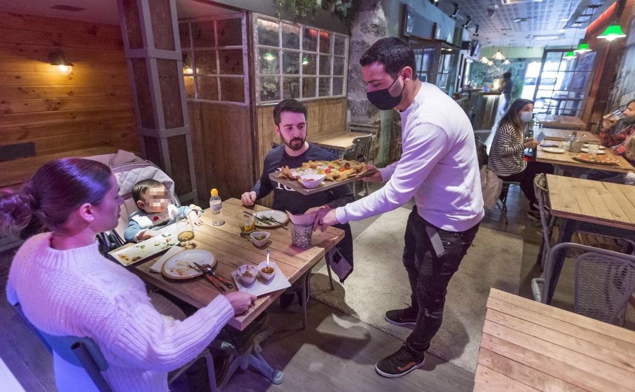 Una familia come en el interior de un establecimiento hostelero, a principios de marzo, cuando se reabrió después de cuatro meses. 