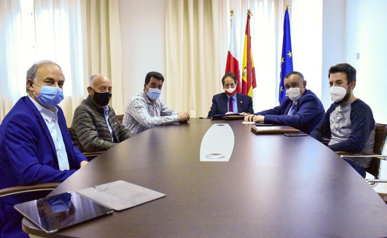 Integrantes del PRC de Meruelo con Gochicoa y Fernández Viadero. 