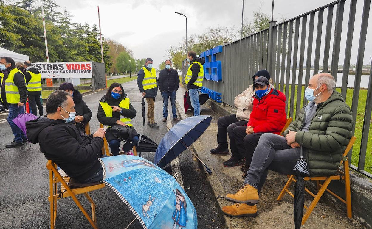 Los trabajadores de SEG Automotive se concentran ante la factoría de Treto en el segundo día de la huega indefinida convocada ante los planes de la empresa de recortar un tercio de la plantilla.