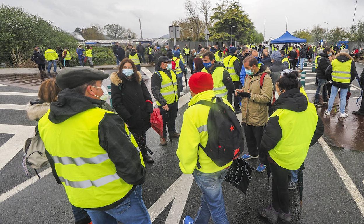 Trabajadores en las puertas de la empresa de Treto, este martes.