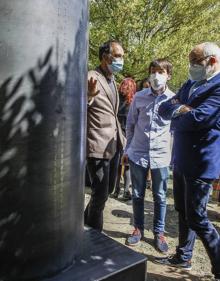 Imagen secundaria 2 - Torrelavega rinde homenaje a los sanitarios con una escultura en el exterior de Sierrallana