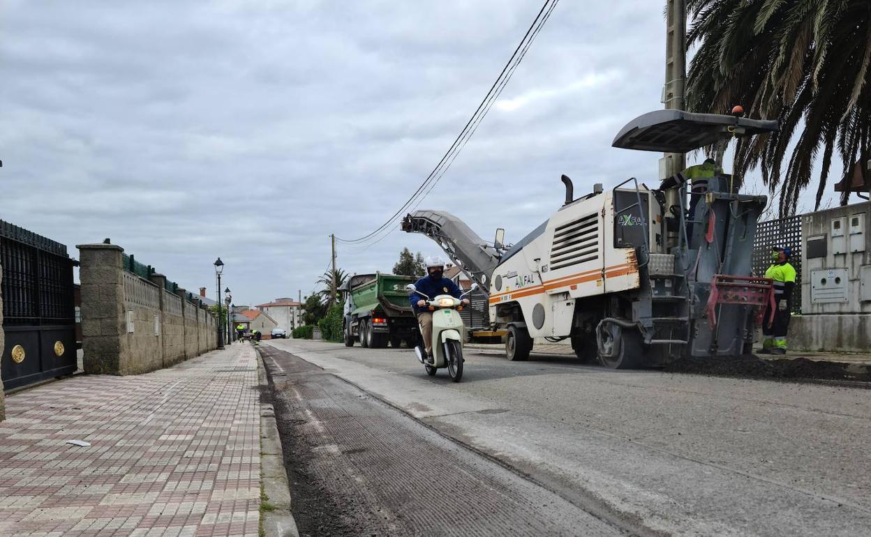 Un motorista circula por la calle Héroes del Dos de Mayo, este martes, en la primera jornada de las obras. 