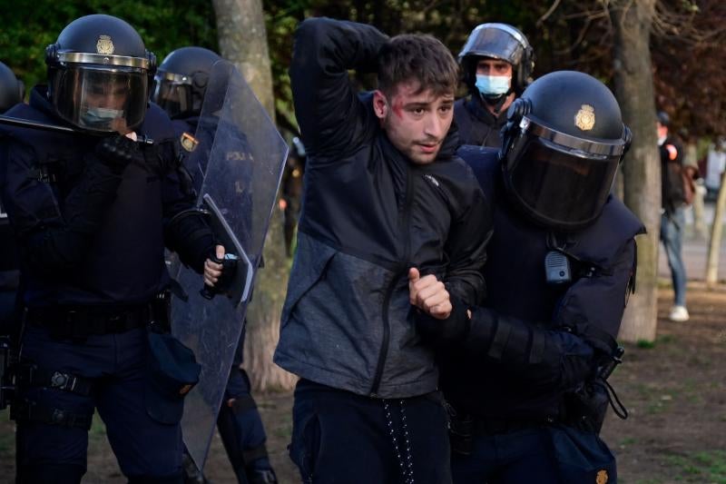 Cargas policiales durante el acto electoral de Vox en Vallecas.