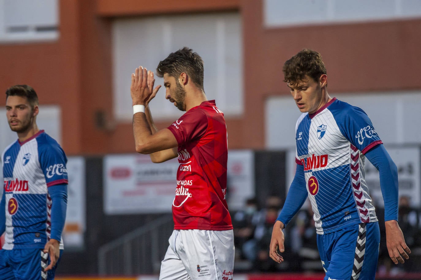 Empate a cero entre el Laredo y el Ebro en el arranque de la segunda fase de la Liga.