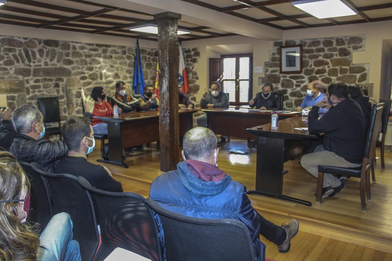 Momento de la votación en el que los Ayuntamientos presentes acordaron por unanimidad presentar alegaciones a Garma Blanca.