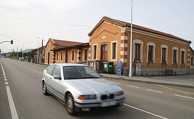 Edificio de las antiguas escuelas de Elechas que ha acogido durante el último año el ayuntamiento 
