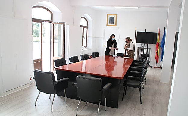 El nuevo salón de plenos, aunque queda pendiente el cambio de mobiliario 