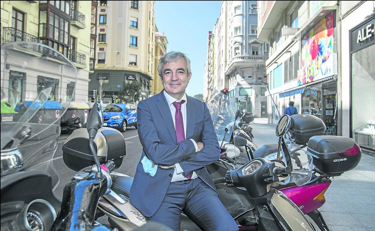 Luis Garicano, eurodiputado de Ciudadanos, mantuvo ayer un encuentro en Santander con el presidente Revilla. 