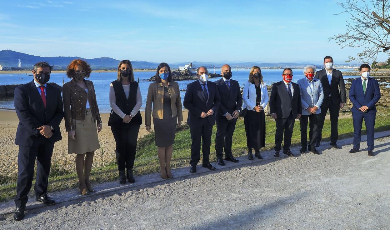 Organizadores y participantes en la jornada de tuvo lugar en ayer en el Paraninfo de la Magdalena. 