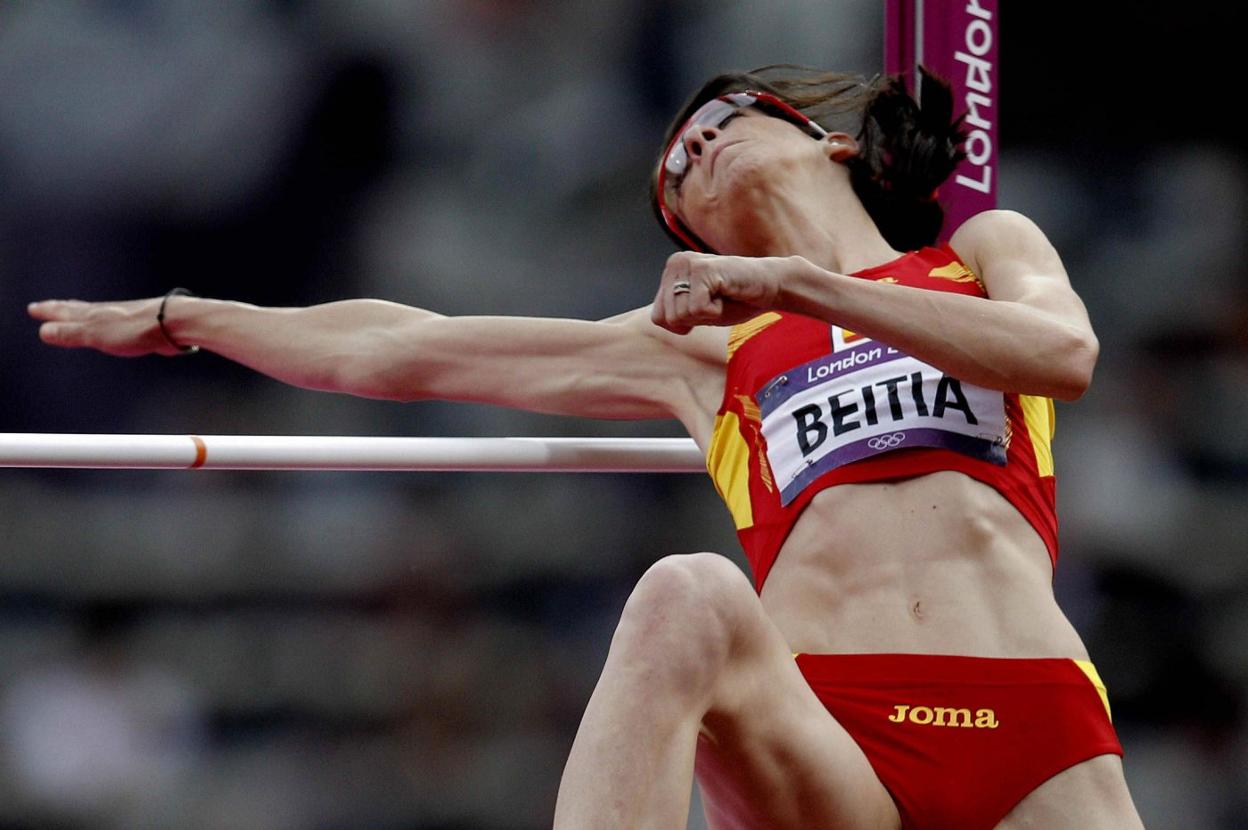 Ruth Beitia, en un salto en la final de altura de los Juegos de Londres 2012, en los que ya es oficialmente medalla de bronce. 