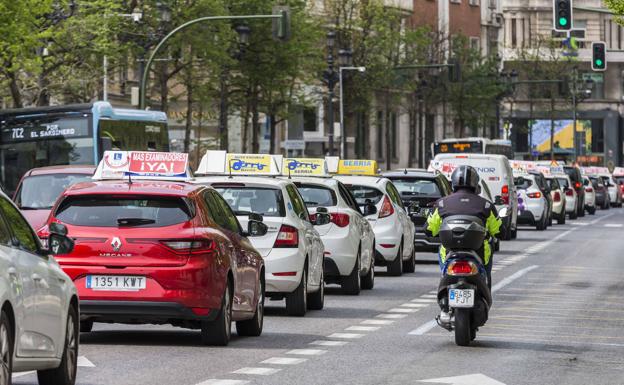 «La culpa no es de las autoescuelas», la denuncia en la calle ante la falta de examinadores de Tráfico