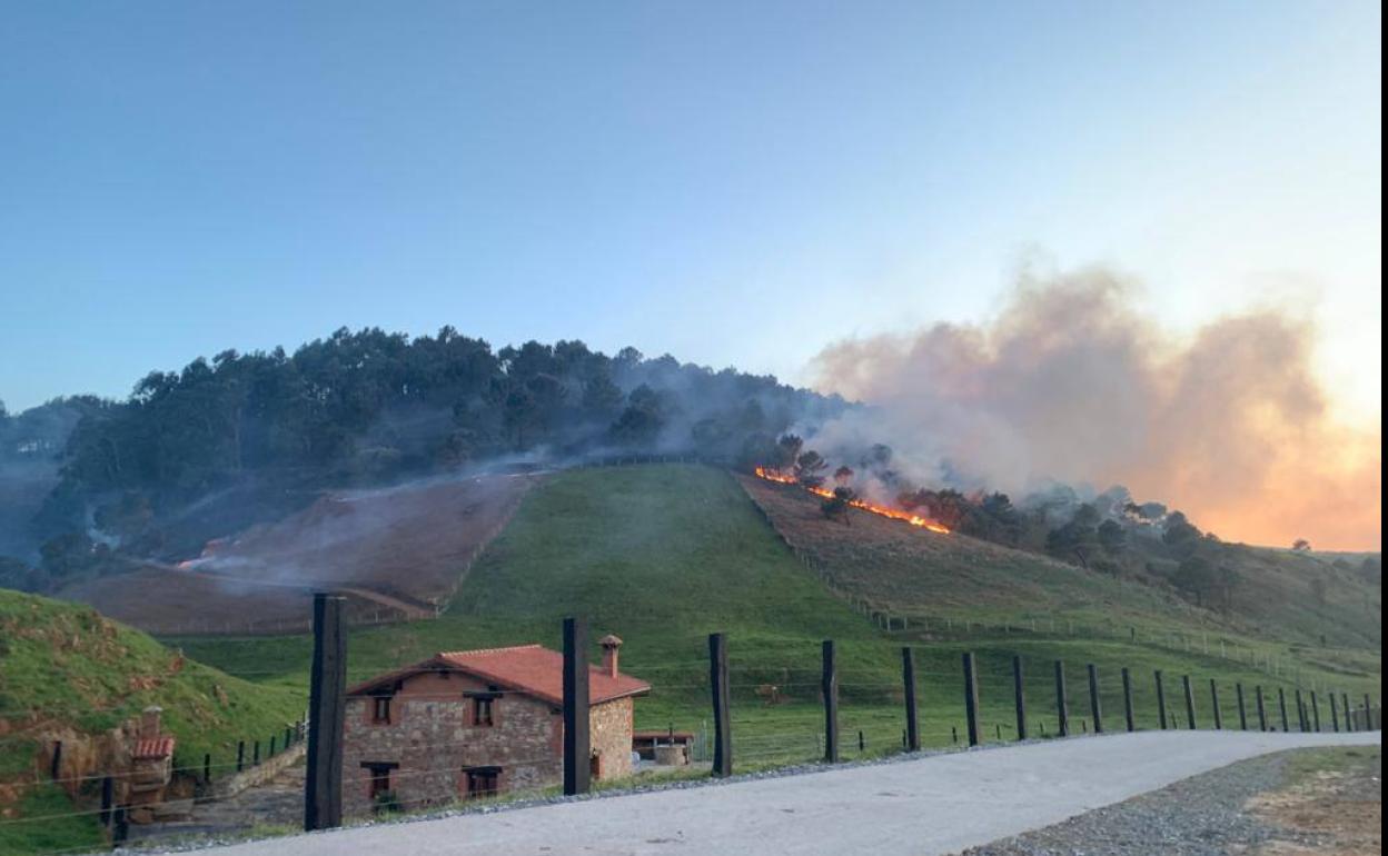 Incendio en Isla-Cabo Quejo, este miércoles pasado.