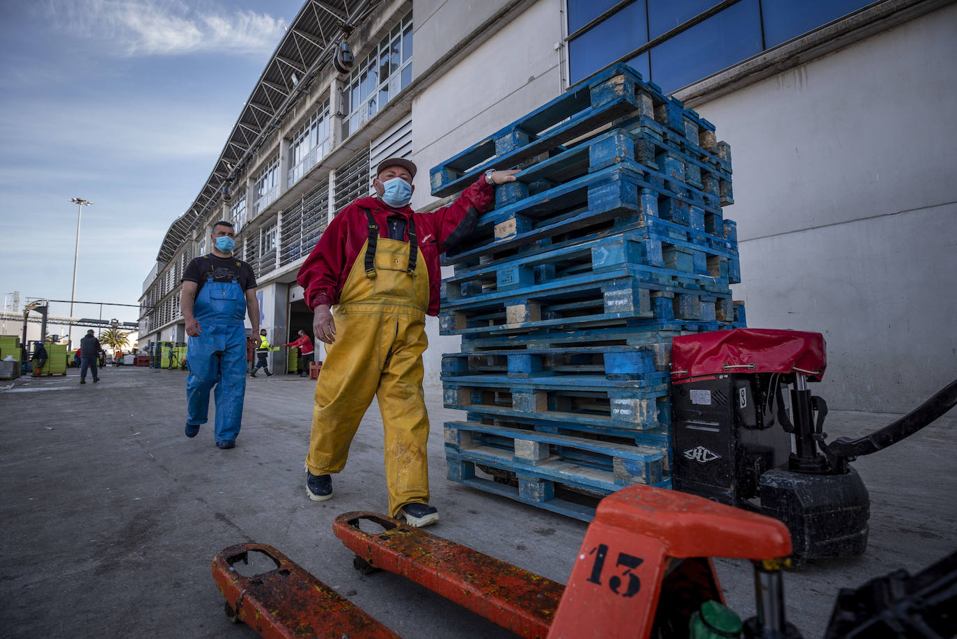 La toponimia en la villa pesquera es de lo más rica y heterogénea en el puerto de Santoña. El ir y venir de monos de colores, cajas colmadas de peces y carretillas elevadoras concede una oportunidad única de descubrir a personas de todo el planeta. No ya de España, con gallegos, vascos, asturianos y cántabros al frente, sino de Senegal, Rusia, Marruecos, Ghana, Perú y más 