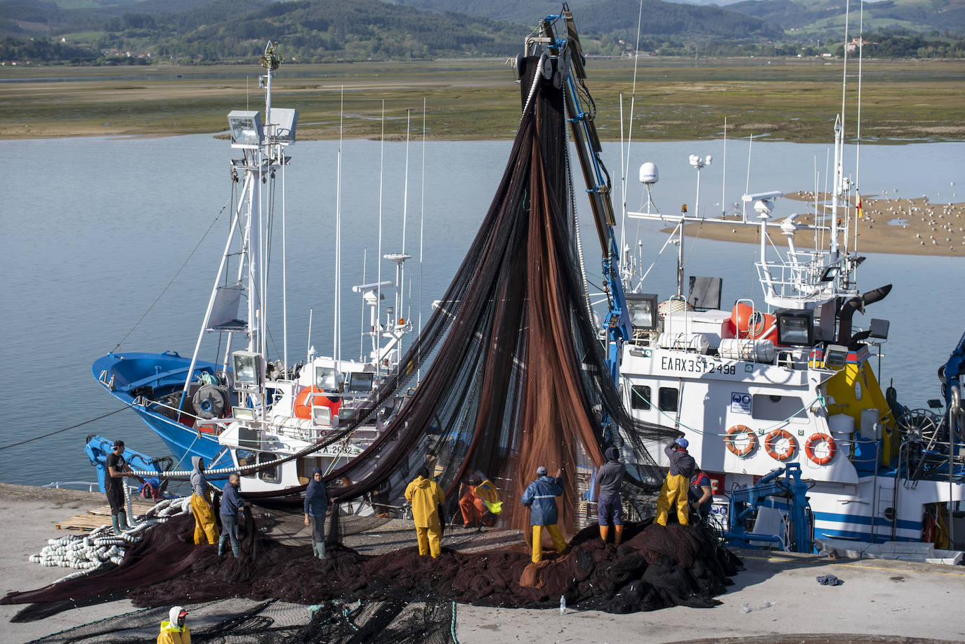 La toponimia en la villa pesquera es de lo más rica y heterogénea en el puerto de Santoña. El ir y venir de monos de colores, cajas colmadas de peces y carretillas elevadoras concede una oportunidad única de descubrir a personas de todo el planeta. No ya de España, con gallegos, vascos, asturianos y cántabros al frente, sino de Senegal, Rusia, Marruecos, Ghana, Perú y más 