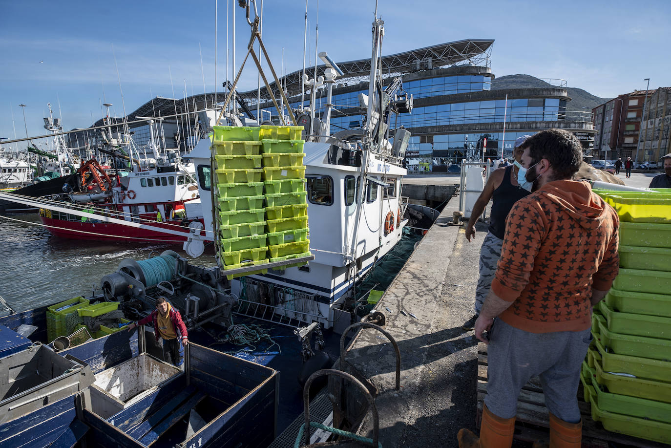 La toponimia en la villa pesquera es de lo más rica y heterogénea en el puerto de Santoña. El ir y venir de monos de colores, cajas colmadas de peces y carretillas elevadoras concede una oportunidad única de descubrir a personas de todo el planeta. No ya de España, con gallegos, vascos, asturianos y cántabros al frente, sino de Senegal, Rusia, Marruecos, Ghana, Perú y más 