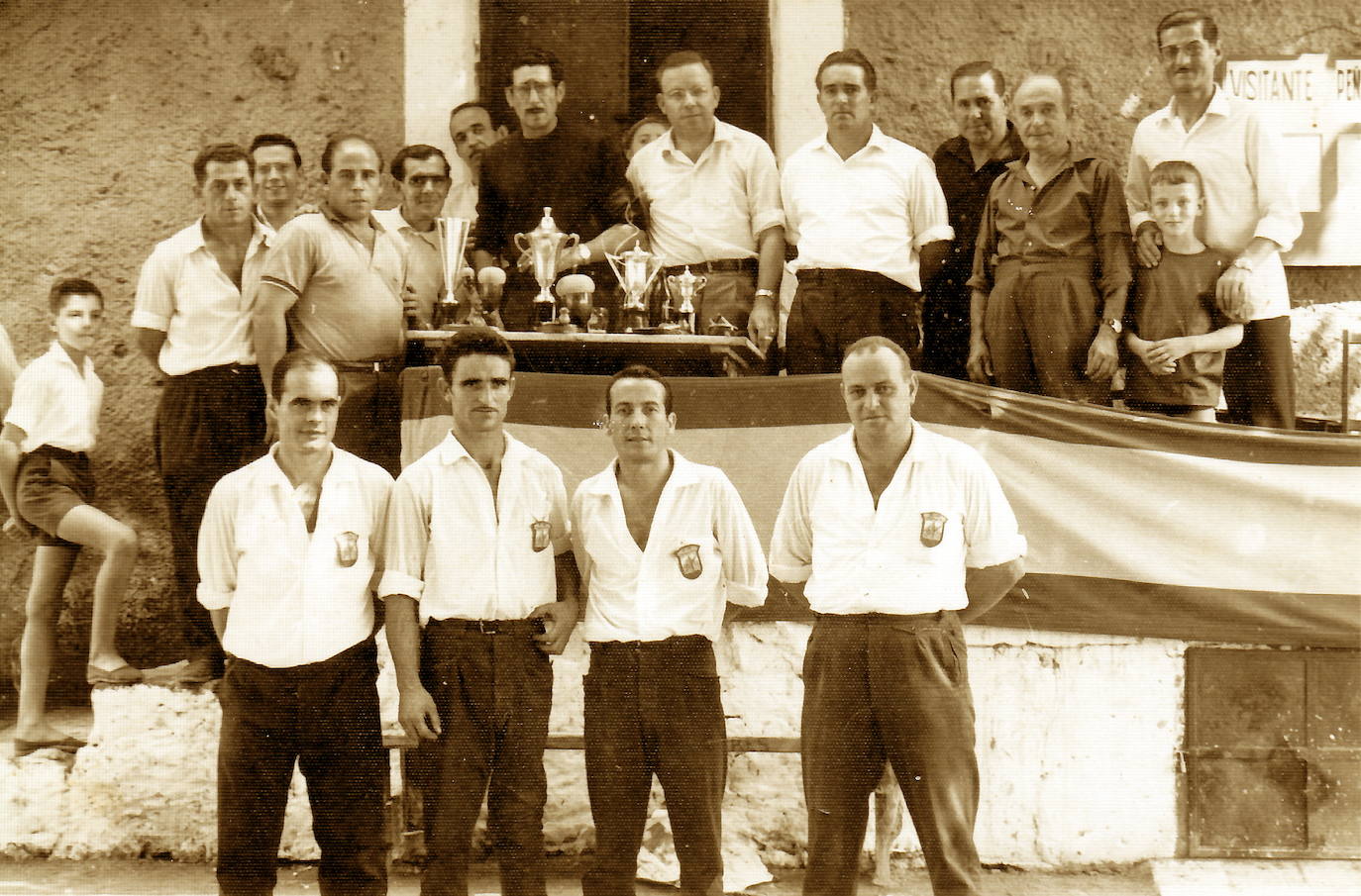Año 1959. Equipo de Peñacastillo en la bolera 'Miera'.