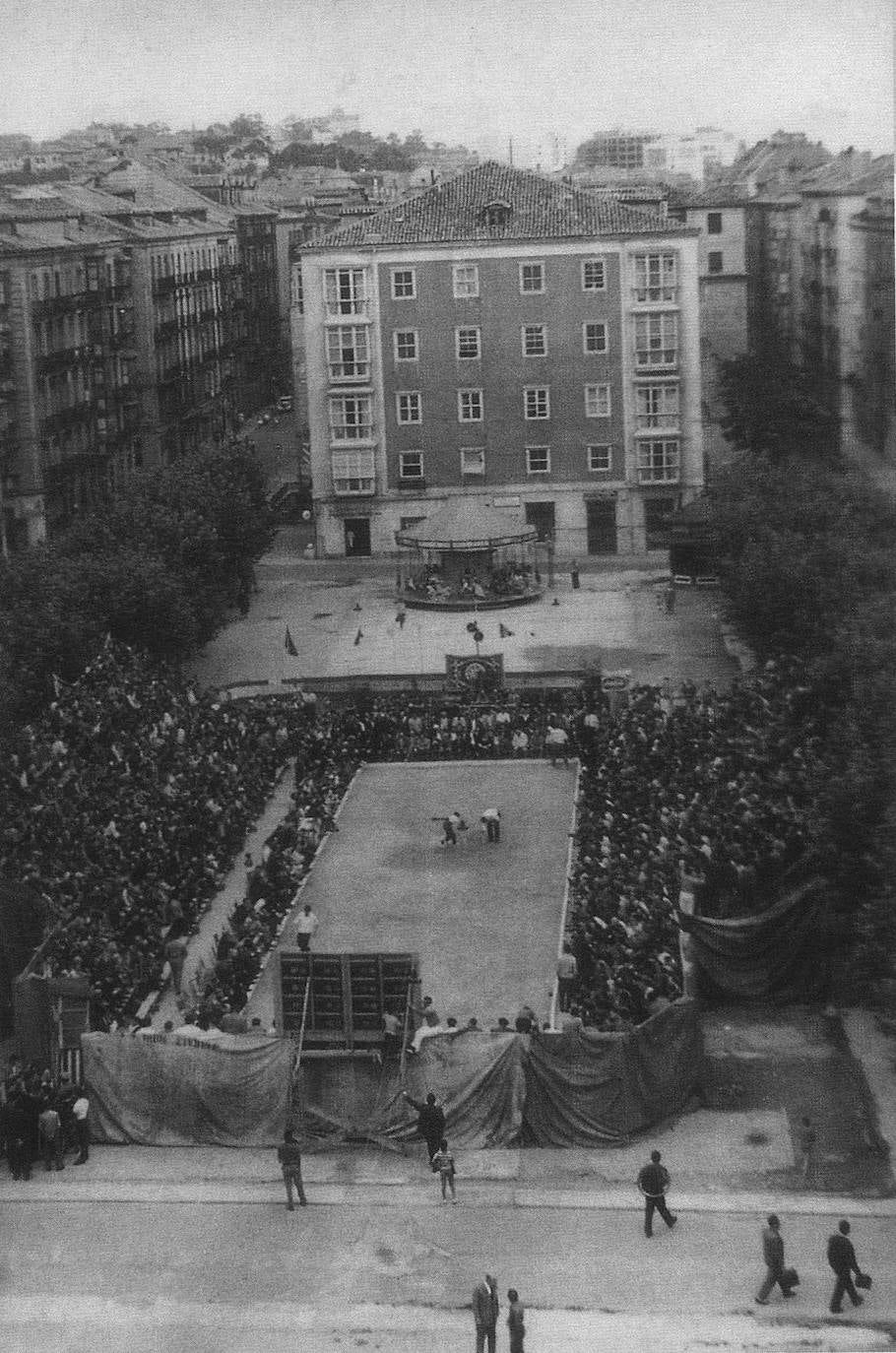 Año 1960. Bolera temporal instalada Plaza de José Antonio de Santander, ahora Plaza Pombo.