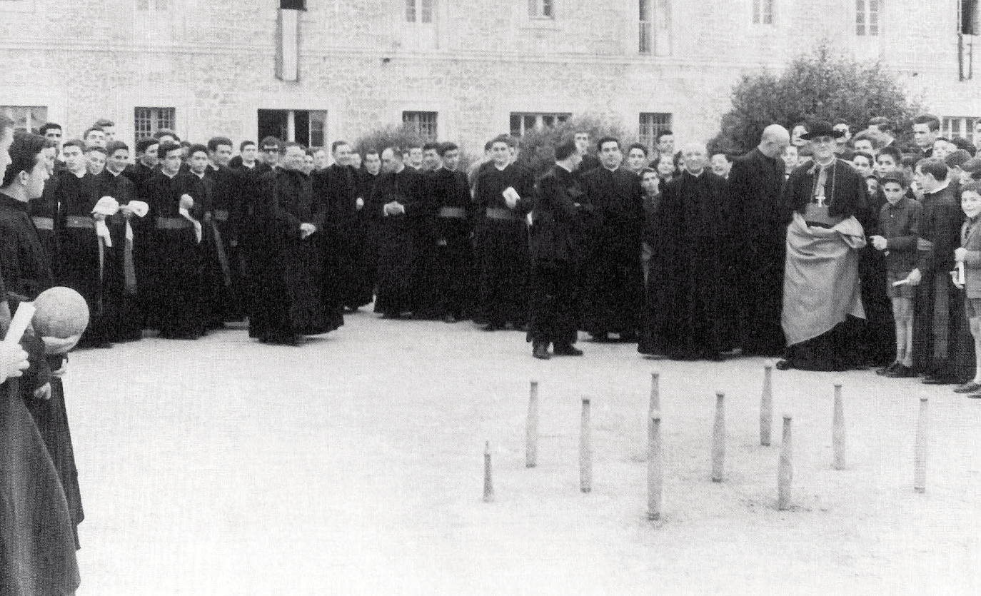 Año 1962. El obispo Eugenio Beitia en la bolera del Seminario de Corbán.