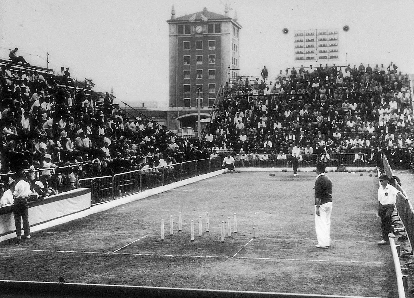 Año 1966. Bolera temporal en Las Estaciones de Santander, donde se celebraron varios campeonatos en agosto de 1966.