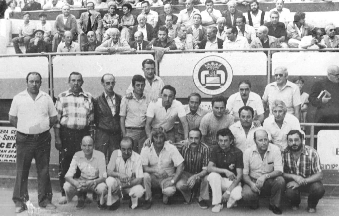 Año 1978. Inauguración de la bolera 'El Verdoso' de la calle Vargas. En la fotografía los '20 magníficos' que construyeron la bolera.