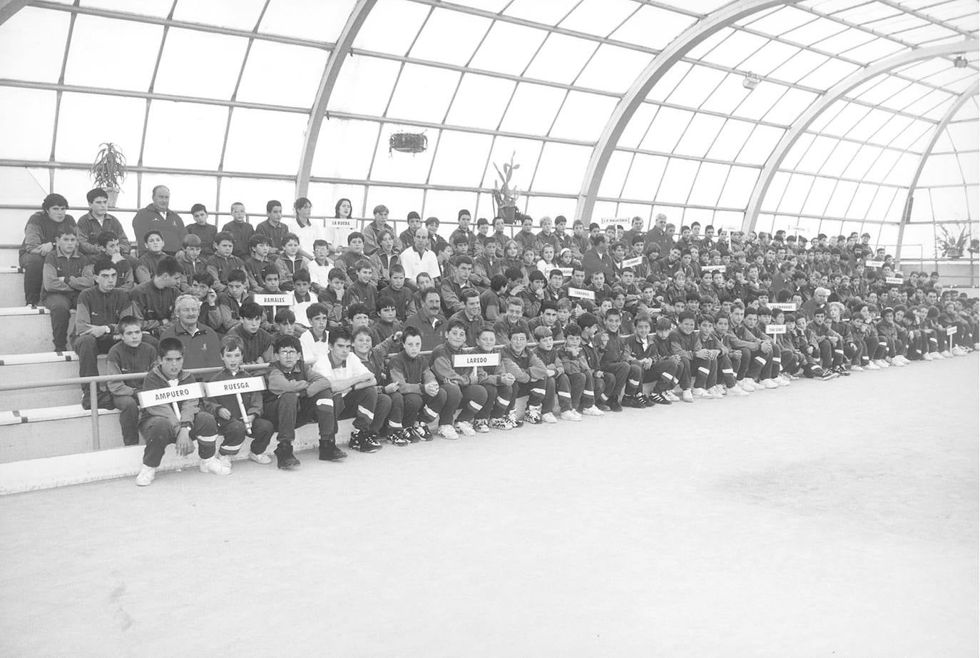 04/06/1996. Escuelas infatiles de Bolos reunidas en la bolera 'Teka'.