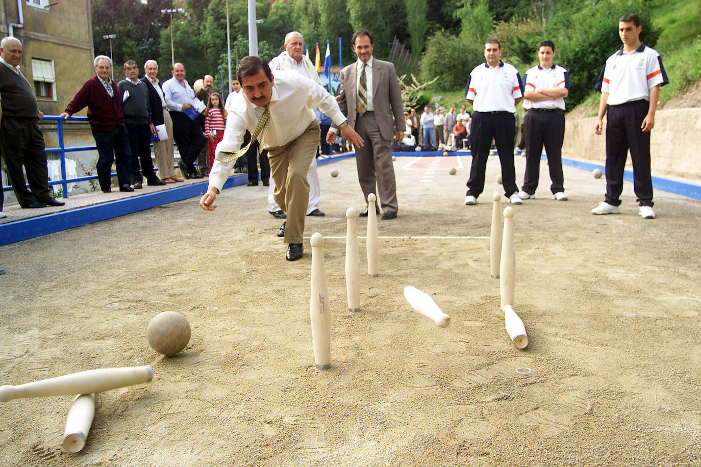 30/03/2004. Reinauguración de la bolera de la Peña del Cuervo. El entonces alcalde Gonzalo Piñeiro realizó las tiradas inaugurales.