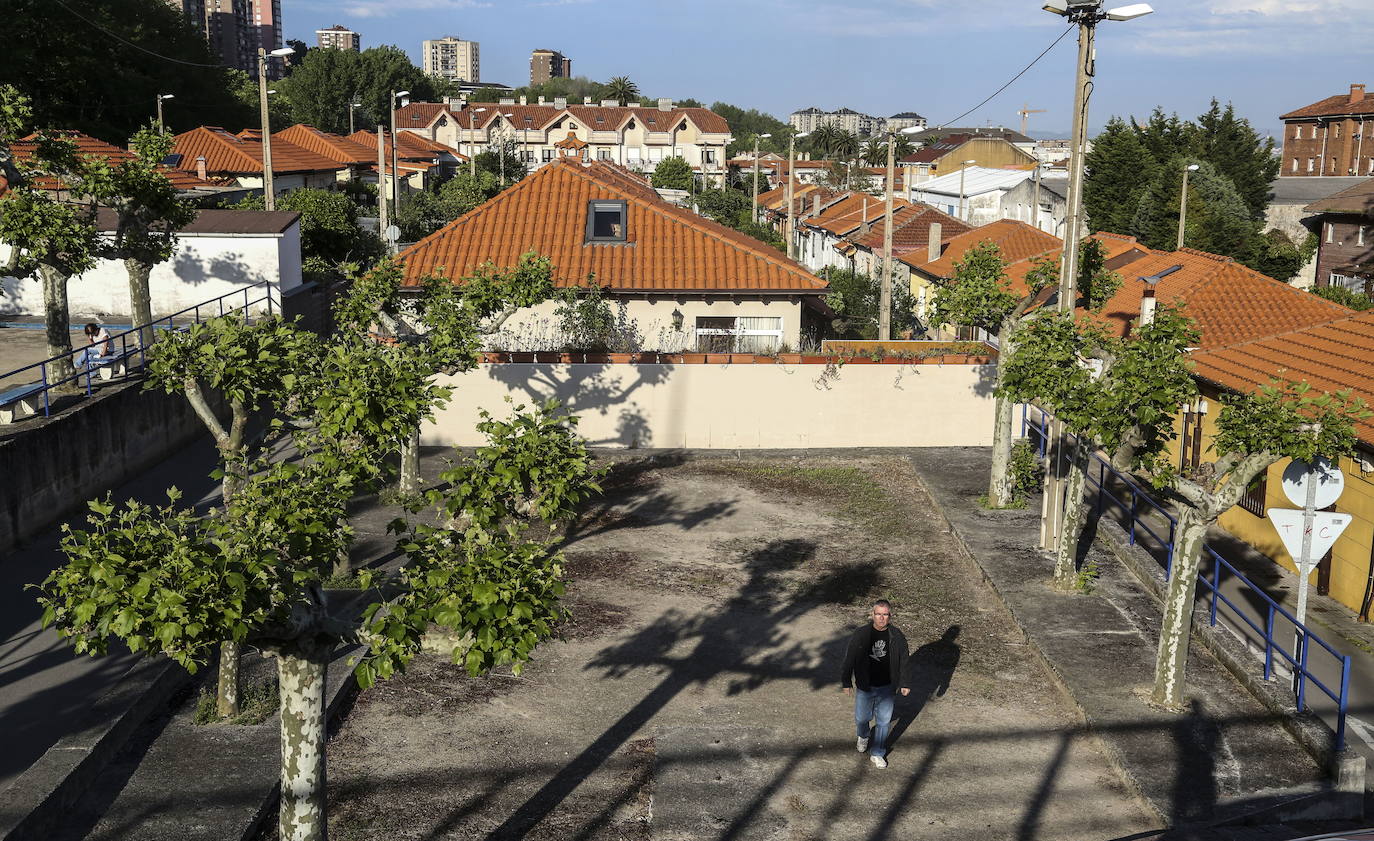 25/05/2016. Vista de la antigua bolera de 'Campogiro' ahora abandonada.