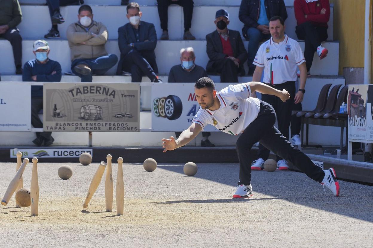 Pablo Fernández birla para Casa Sampedro con Alfonso Díaz al fondo.