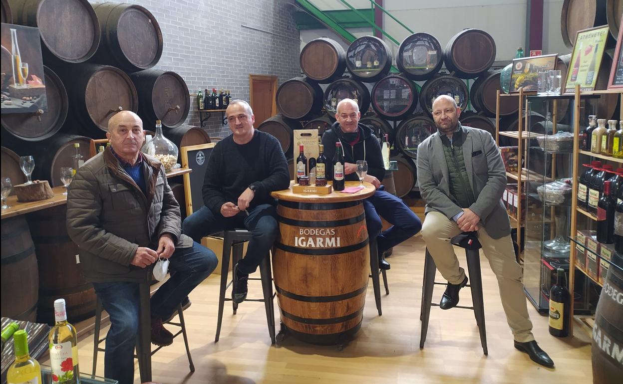 Jesús Igareda, Eladio Igareda, Ángel Gutiérrez y Gabriel Olea, en la zona de exposición de productos en la bodega. 