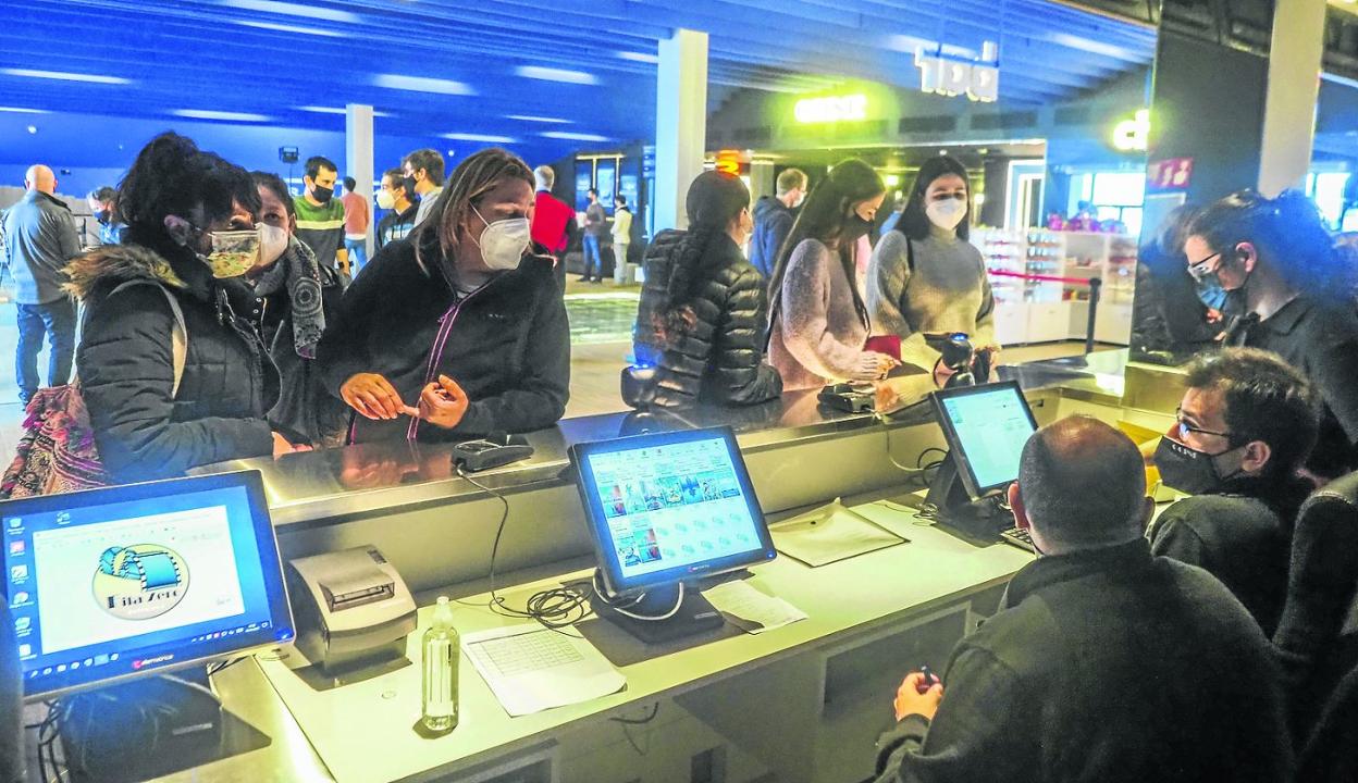 Los primeros espectadores de Ocine aguardan para recibir sus entradas, ayer, en el nuevo parque comercial Bahía Real de Camargo. 