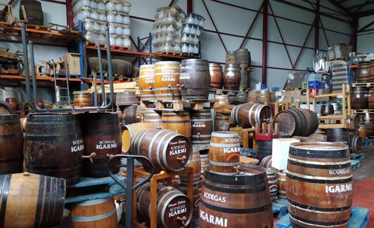 Barricas de todo tipo en la bodega más grande de Cantabria.