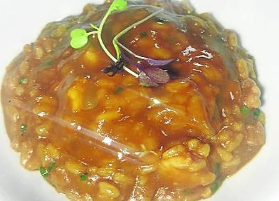 Imagen secundaria 1 - Arriba, tartar de solomillo. Abajo a la izquierda, arroz de nécora y gambón; y a la derecha, hojaldre de manzana. 