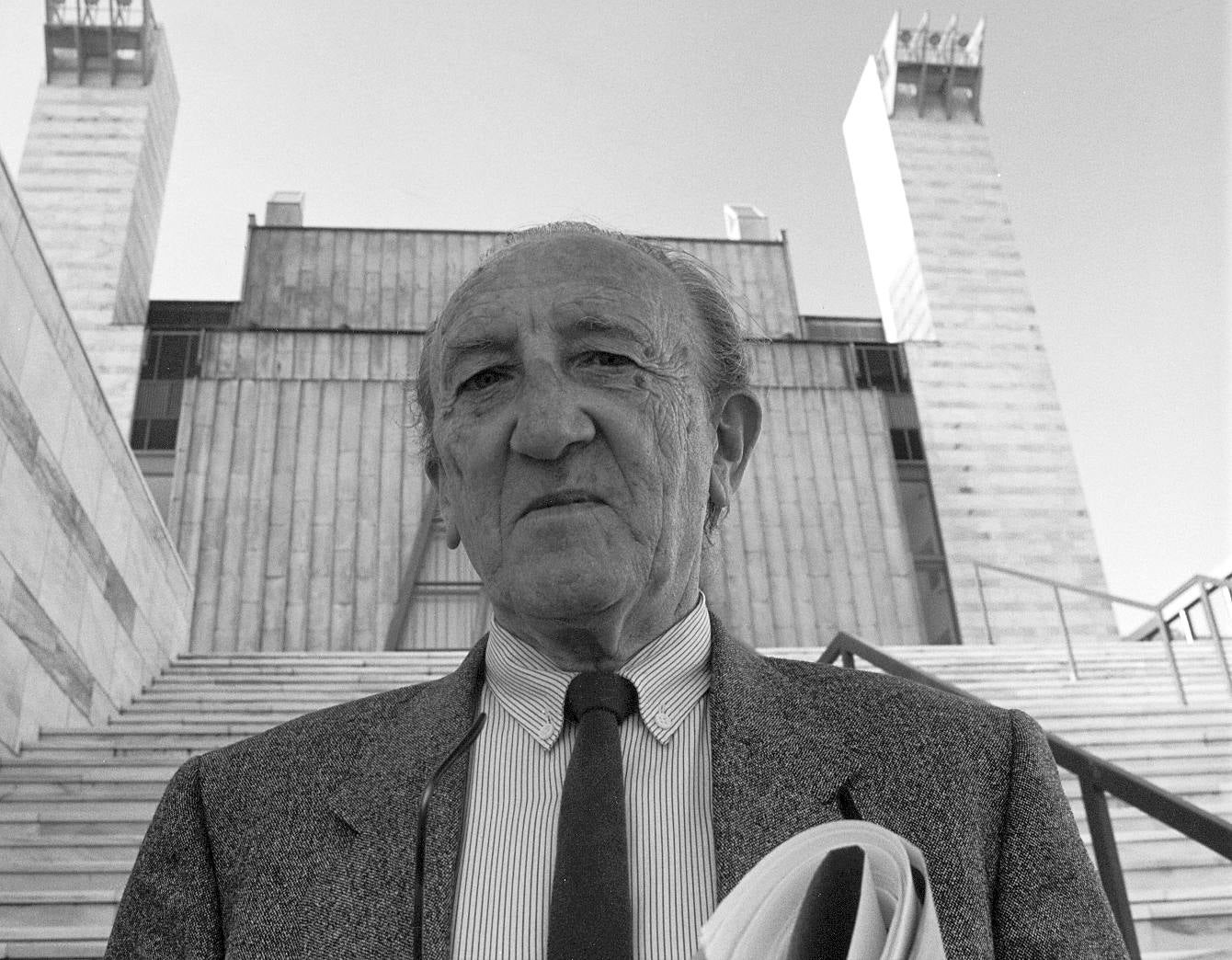 21/05/1992. El arquitecto Francisco Javier Saenz de Oiza ante el Palacio de Festivales