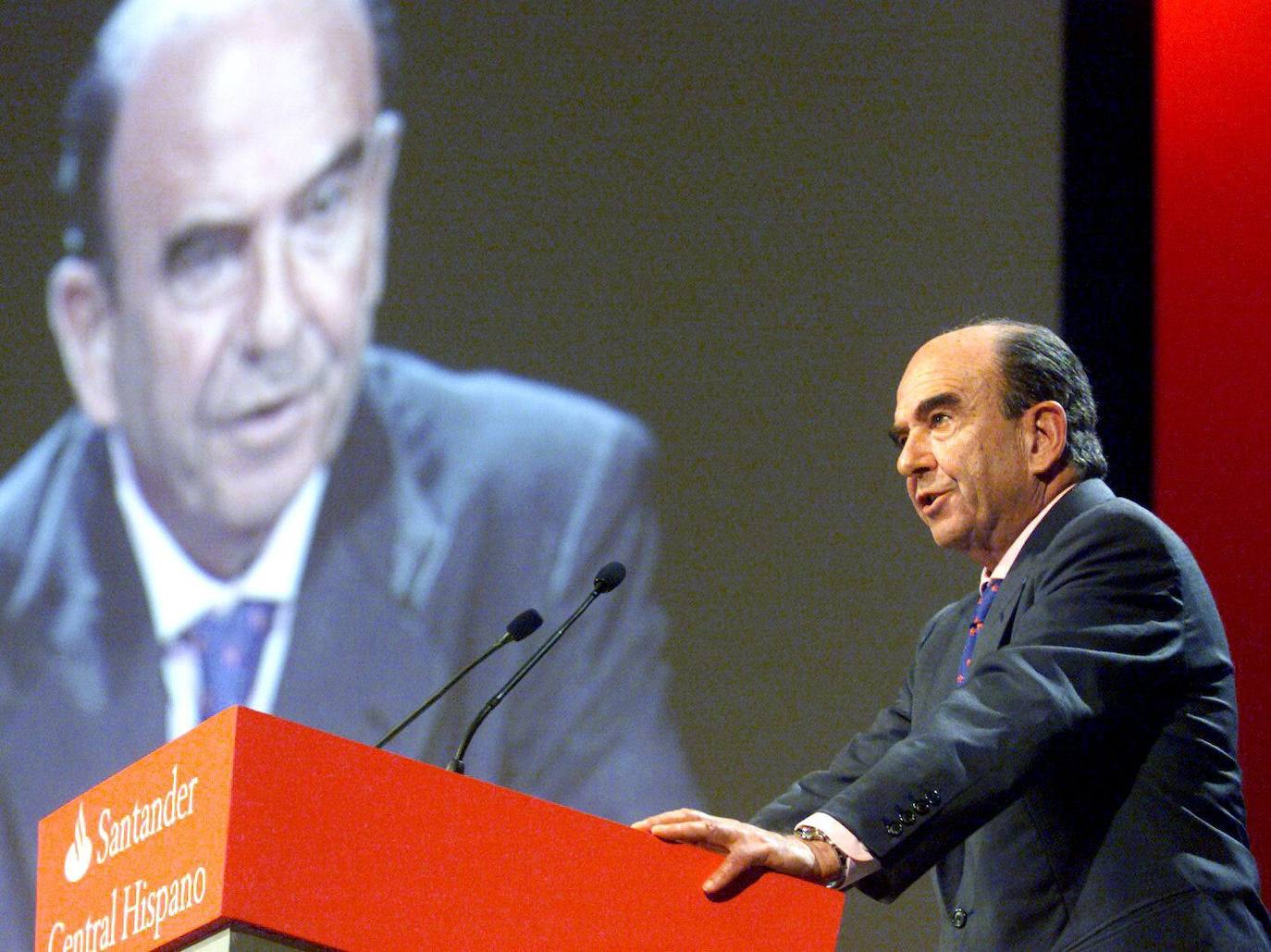 09/02/2002. El presidente del Banco Santander Central Hispano (BSCH), Emilio Botín, durante su intervención en la Junta General de Accionistas en el Palacio de Festivales en Santander.