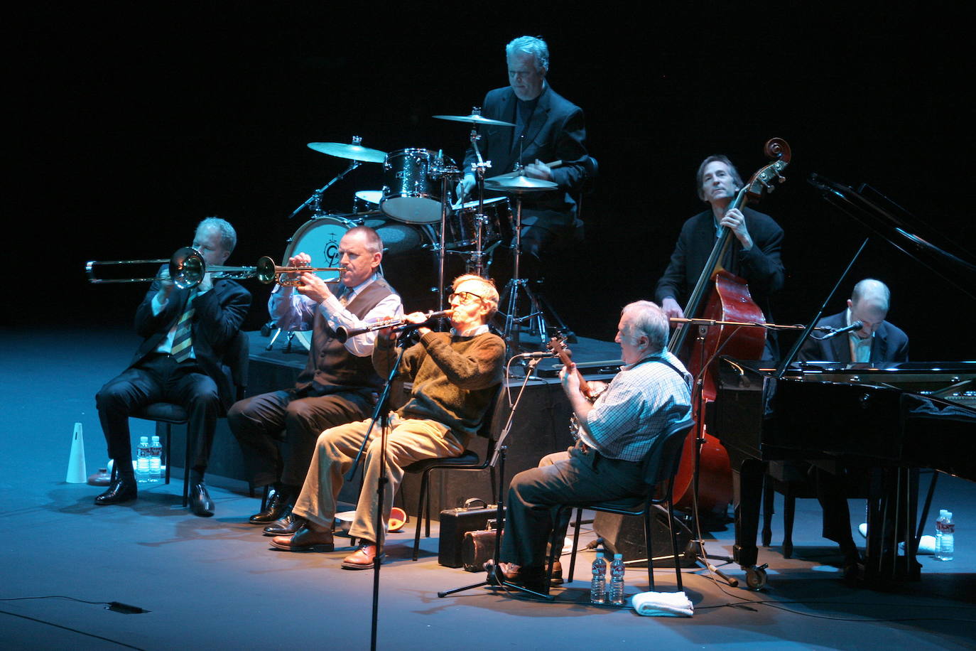 04/01/2008. Woody Allen, cineasta y Premio Principe de Asturias, interpretando una pieza con su banda ‘New Orleans Jazz Band’ en el Palacio de Festivales.